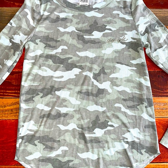 ❤️PINK❤️ Victoria’s Secret Crewneck Long-Sleeve Tee - Picture 3 of 3